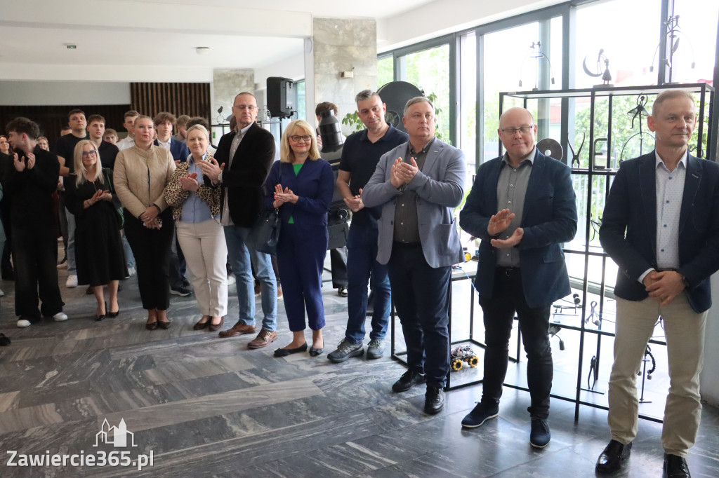 Fotorelacja: „Lato na propsie” - wernisaż wystawy w MOK Zawiercie