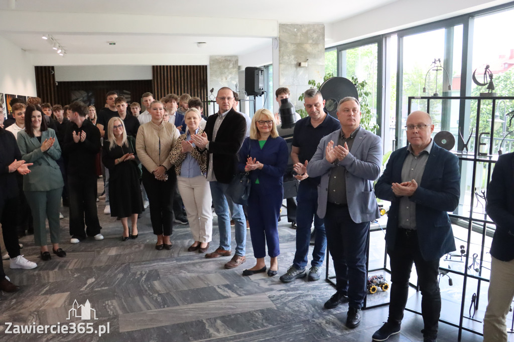Fotorelacja: „Lato na propsie” - wernisaż wystawy w MOK Zawiercie