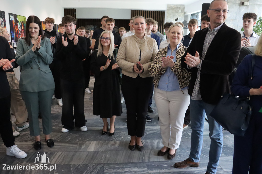Fotorelacja: „Lato na propsie” - wernisaż wystawy w MOK Zawiercie
