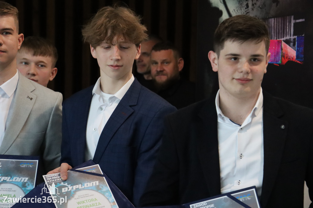 Fotorelacja: „Lato na propsie” - wernisaż wystawy w MOK Zawiercie