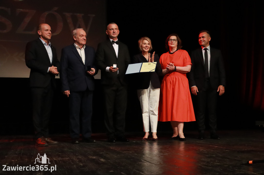 Fotorelacja: Gala z okazji jubileuszu 100-lecia OSP Marciszów w MOK Zawierciu