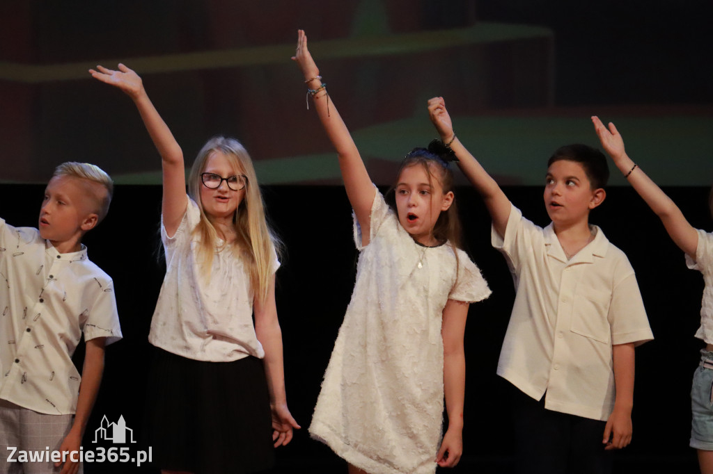 Fotorelacja: Zakończenie Roku Szkolnego - IV Gala Dwójki w MOK Zawiercie