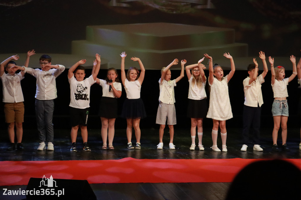 Fotorelacja: Zakończenie Roku Szkolnego - IV Gala Dwójki w MOK Zawiercie