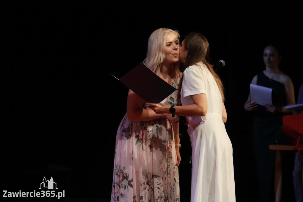 Fotorelacja: Zakończenie Roku Szkolnego - IV Gala Dwójki w MOK Zawiercie