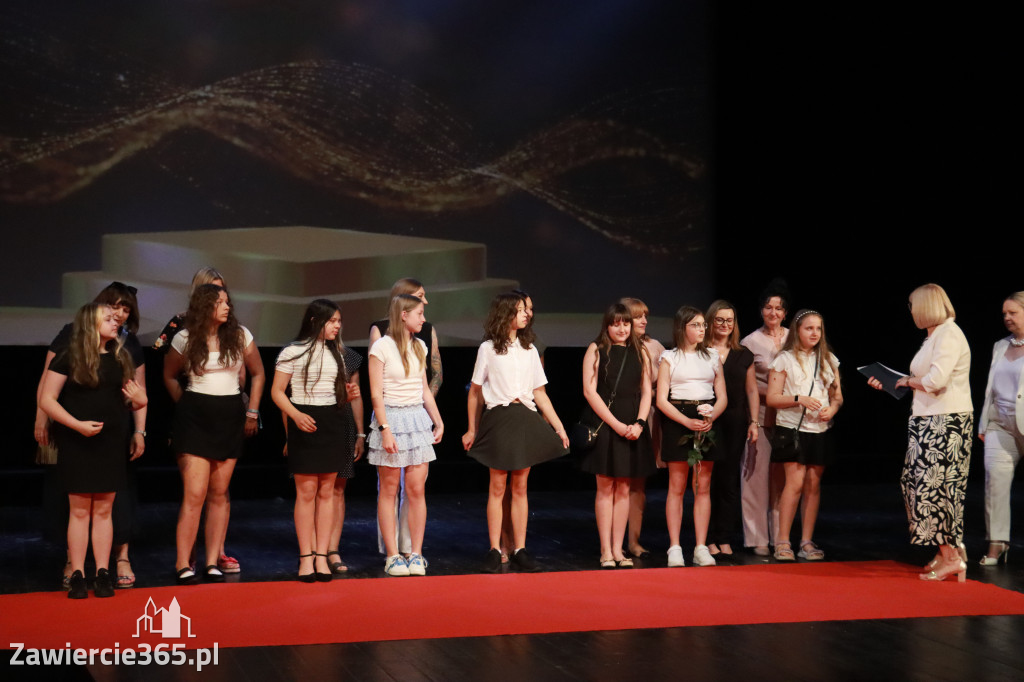 Fotorelacja: Zakończenie Roku Szkolnego - IV Gala Dwójki w MOK Zawiercie