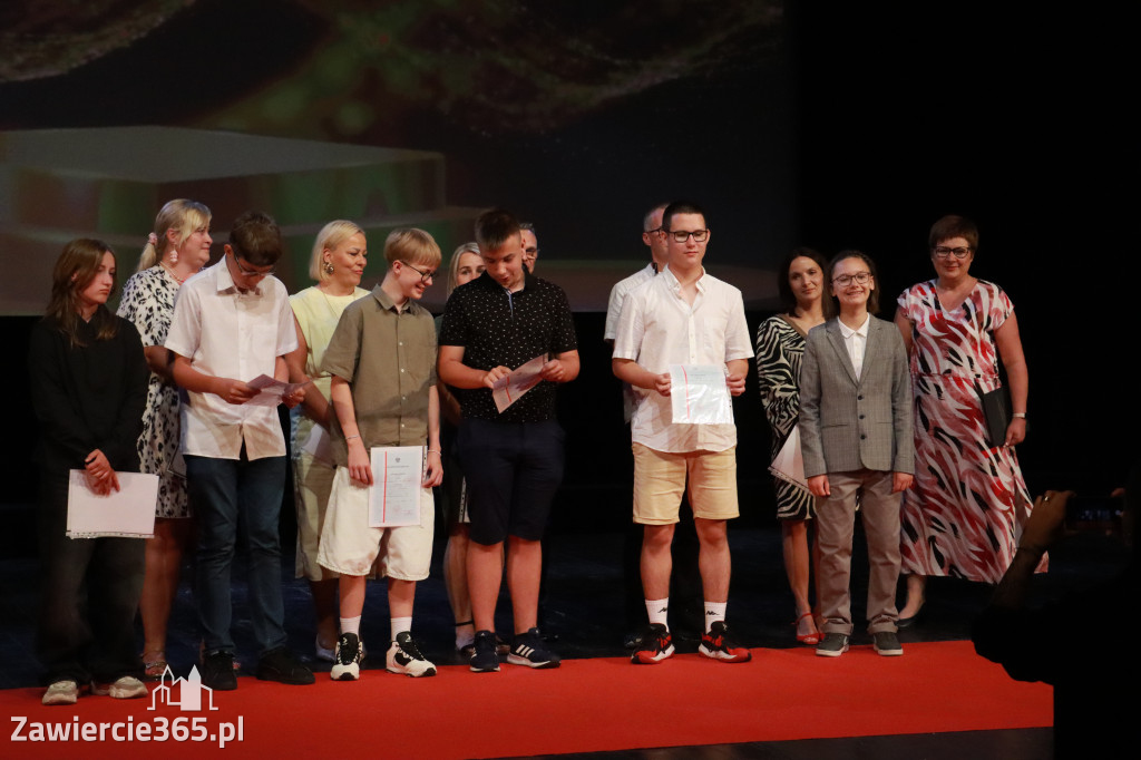Fotorelacja: Zakończenie Roku Szkolnego - IV Gala Dwójki w MOK Zawiercie