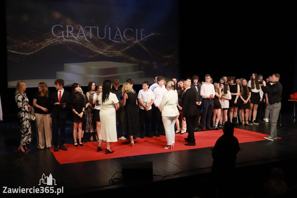 Fotorelacja: Zakończenie Roku Szkolnego - IV Gala Dwójki w MOK Zawiercie