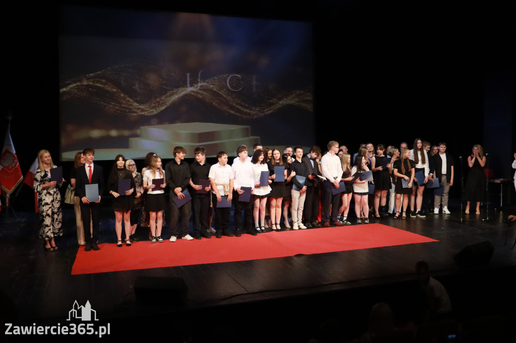 Fotorelacja: Zakończenie Roku Szkolnego - IV Gala Dwójki w MOK Zawiercie