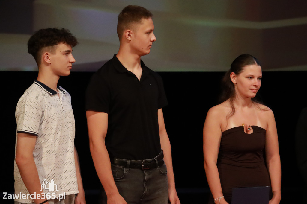 Fotorelacja: Zakończenie Roku Szkolnego - IV Gala Dwójki w MOK Zawiercie