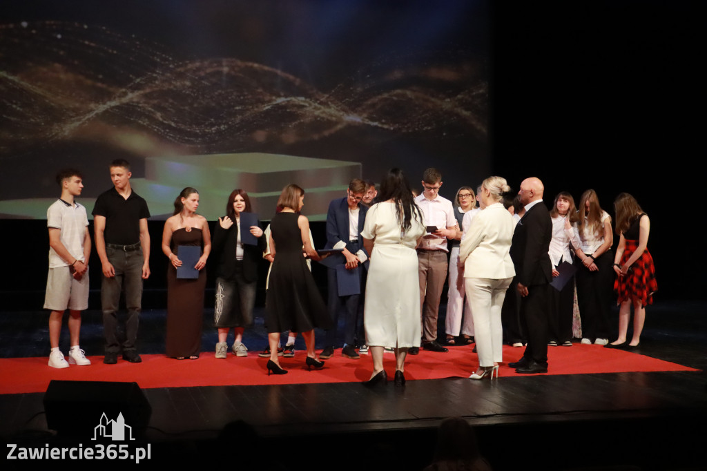 Fotorelacja: Zakończenie Roku Szkolnego - IV Gala Dwójki w MOK Zawiercie