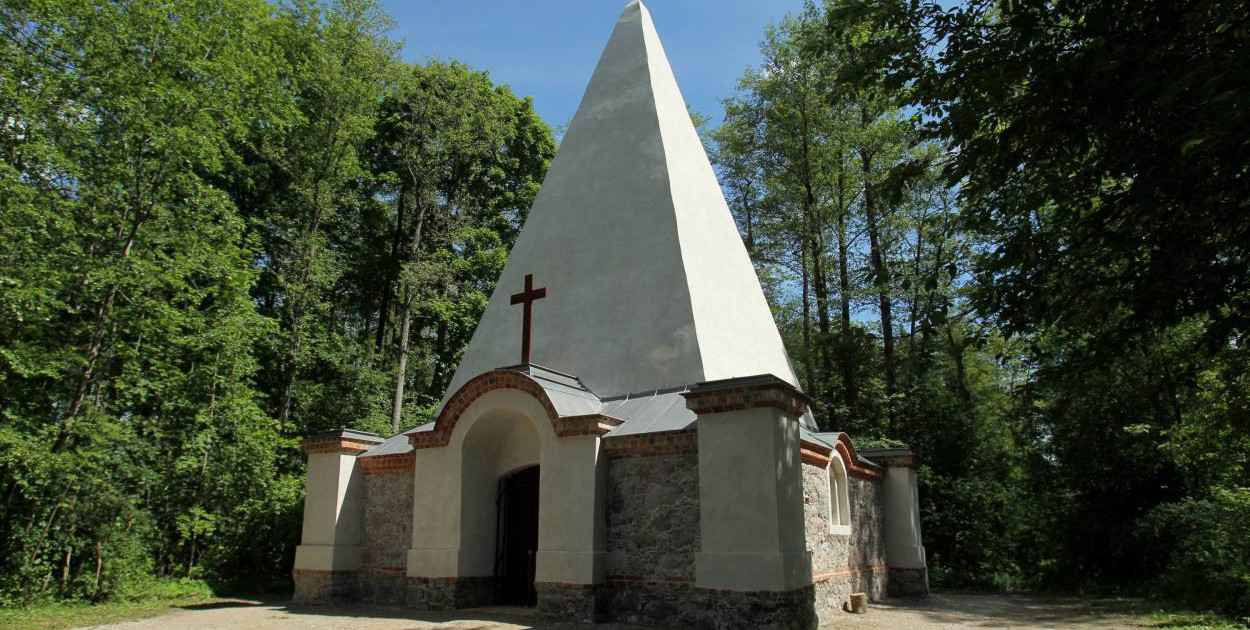 Piramida w Rapie - grobowiec obrosły w mity i legendy