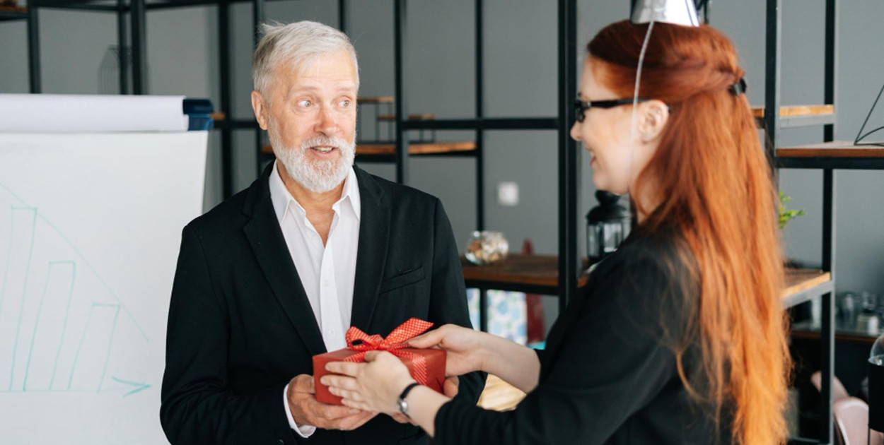 Świąteczne paczki dla pracowników – dlaczego warto je rozdawać w okresie świąteczn