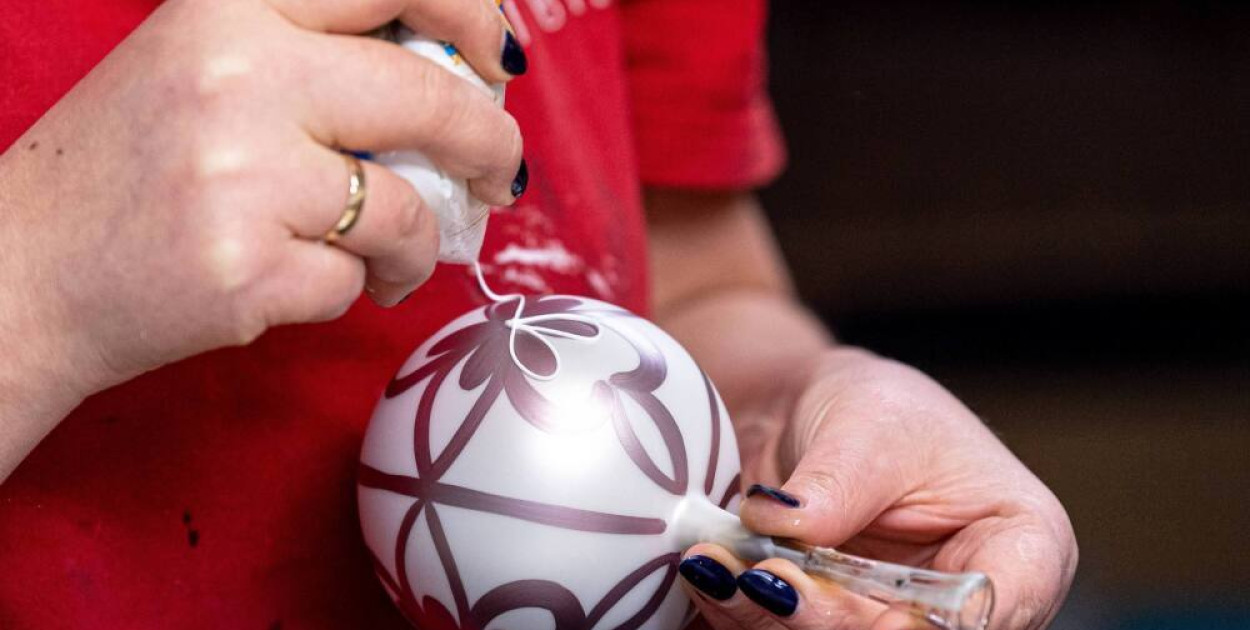 Producent bombek: sztuka ręcznej produkcji i zdobienia bombek zanika