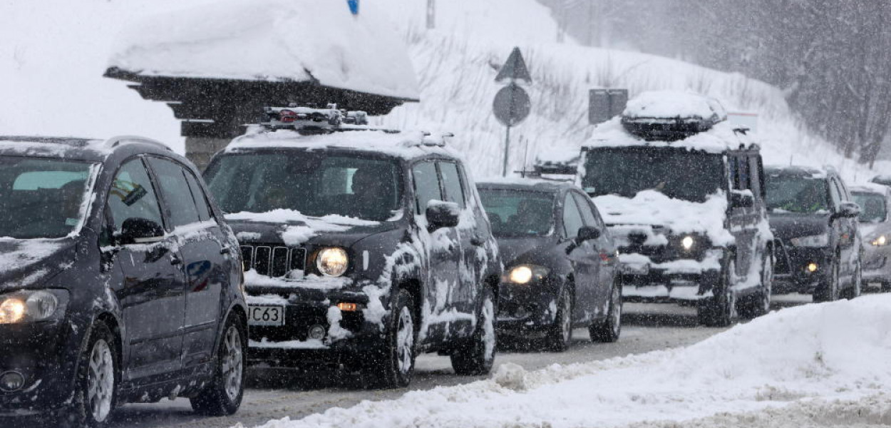 GDDKiA ostrzega kierowców przed błotem pośniegowym i opadami śniegu-15560