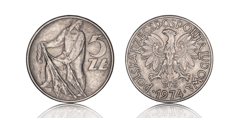 materiały partnera Moneta pięciozłotowa (pięciozłotówka) z wizerunkiem rybaka, pochodząca z 19743 roku.