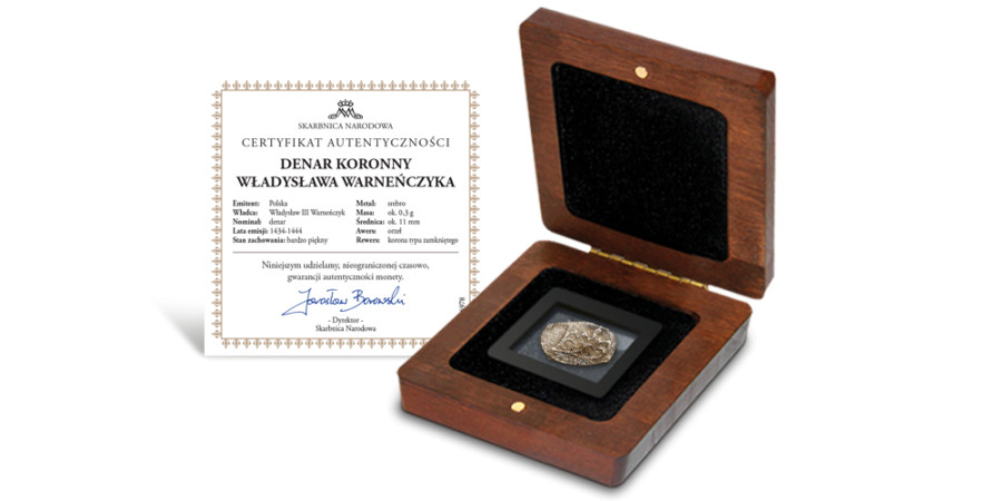 materiały partnera Srebrna moneta kolekcjonerska umieszczona w kapslu numizmatycznym i etui chroniącym zestaw. Obok leży Certyfikat Autentyczności potwierdzający emitenta, próbę srebra, nakład, temat oraz pochodzenie egzemplarza.