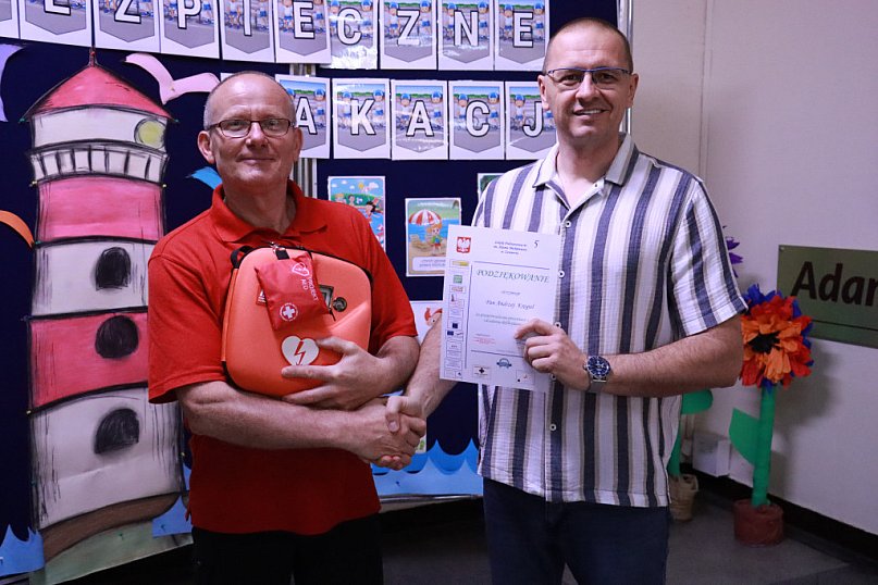 Fotorelacja: SP5 w Zawierciu ma AED – urządzenie, które ratuje życie