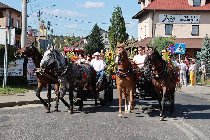 Fotorelacja: Korowód dożynkowy i Parada Ciągników w Kroczycach
