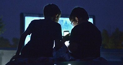 Często korzystanie ze smartfonów w obecności dzieci może zaburzać ich rozwój-51569