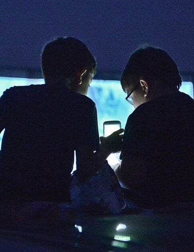 Często korzystanie ze smartfonów w obecności dzieci może zaburzać ich rozwój-51569