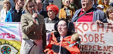 Protest osób z niepełnosprawnościami. Chcą wprowadzenia ustawowej asystencji osobi-51768