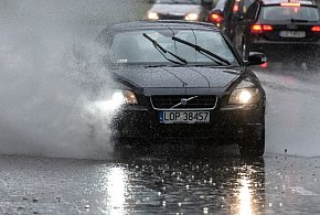 Ostrzeżenia IMGW dla 11 województw: burze, silne opady deszczu, a lokalnie grad-53231
