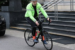 W charytatywnym rajdzie policjant przejechał rowerem miejskmi bez snu ponad 1057 k-54423