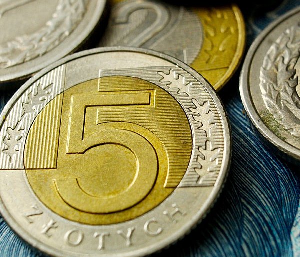 Setki tysięcy Polaków otrzymały nowe świadczenie. Co z resztą?-55008