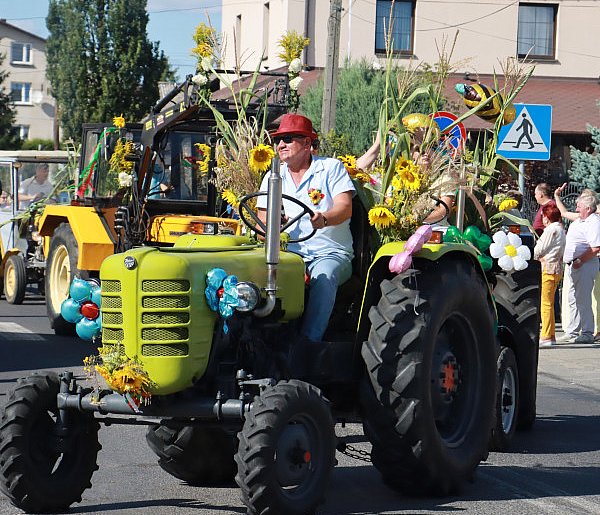 Fotorelacja: Korowód dożynkowy i Parada Ciągników w Kroczycach-56803
