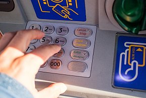 Z kont znikały pieniądze. Policja i bank badają ogólnopolski incydent-60101