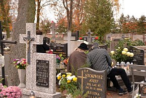 Savoir-vivre na 1 listopada. Jak się zachować podczas wizyty na cmentarzu?-60350