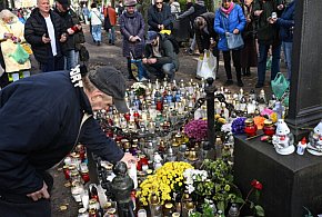 Ekspert: elektroniczne znicze powinny być wycofane ze sprzedaży-60387