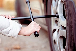 Z pozoru drobiazg, a może skończyć się tragedią. Urząd ostrzega kierowców-60721