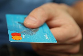 Fiskus skontroluje płatności kartą Polaków? Resort zabiera głos-61191