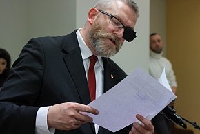 Rozpoczął się proces Grzegorza Brauna w sprawie m.in. zgaszenia świec chanukowych-62095