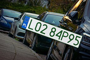 Tablice z zielonymi napisami na kolejnych autach. Nie chodzi o "elektryki"-62836
