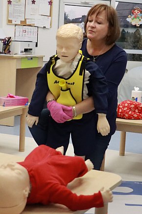 Fotorelacja: Szkolenie z pierwszej pomocy dla kadry Żłobka Miejskiego w Łazach-1604