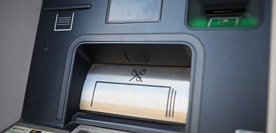 Ekspert: z bankomatów i terminali płatniczych najlepiej korzystać zbliżeniowo lub-60153