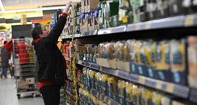 Badanie: w listopadzie podrożały używki, napoje i słodycze, staniały warzywa i owo-62496