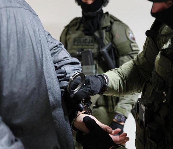CBŚP rozbiło gang handlujący luksusowymi samochodami. Grupa sprzedała do Rosji i B-58545