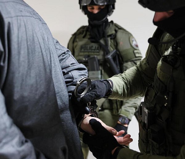 CBŚP rozbiło gang handlujący luksusowymi samochodami. Grupa sprzedała do Rosji i B-58545