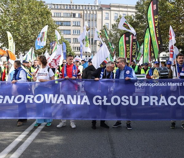 Uczestnicy Marszu Niezadowolenia OPZZ protestują w Warszawie przeciwko niskim płac-58794