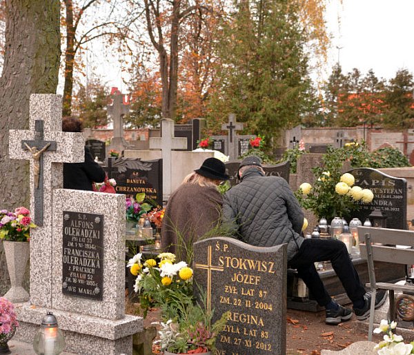 Savoir-vivre na 1 listopada. Jak się zachować podczas wizyty na cmentarzu?-60350