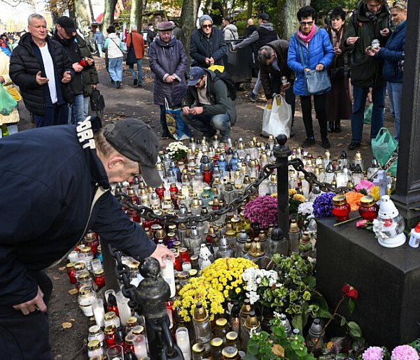 Ekspert: elektroniczne znicze powinny być wycofane ze sprzedaży-60387