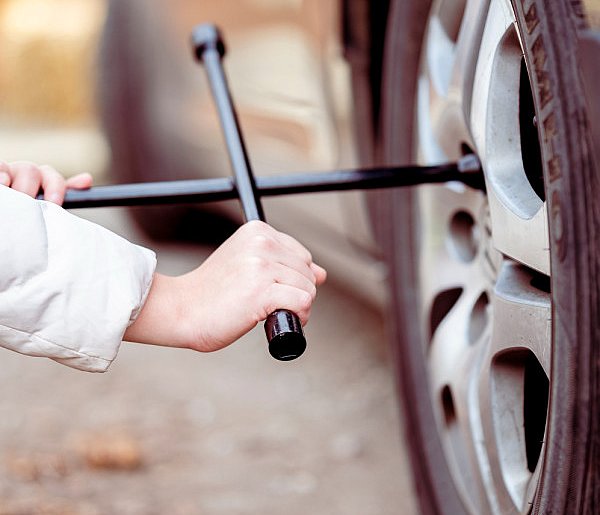 Z pozoru drobiazg, a może skończyć się tragedią. Urząd ostrzega kierowców-60721