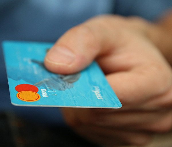 Fiskus skontroluje płatności kartą Polaków? Resort zabiera głos-61191