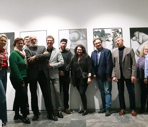 MIĘDZY LINIĄ A FORMĄ – wernisaż, który otworzył nowy rozdział sztuki w Zawierciu-61307