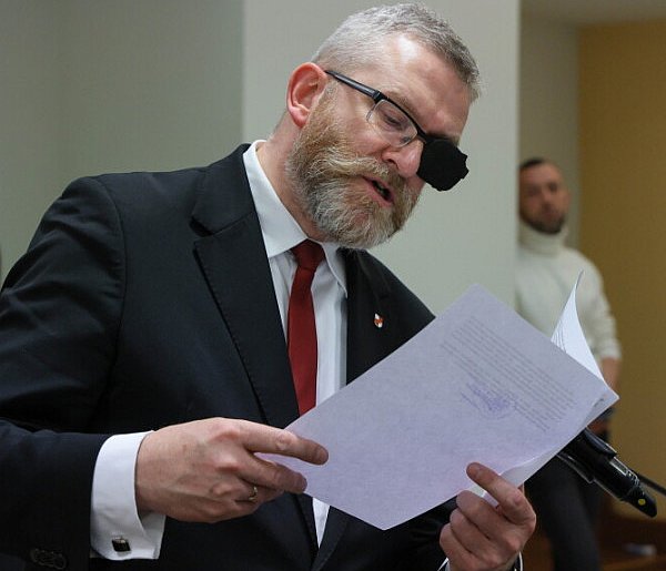 Rozpoczął się proces Grzegorza Brauna w sprawie m.in. zgaszenia świec chanukowych-62095