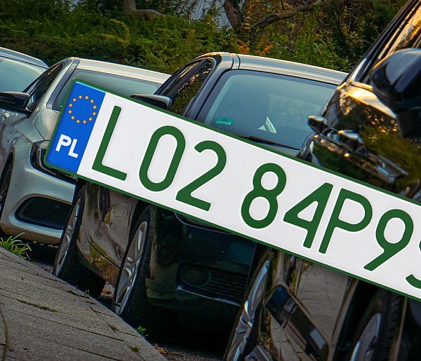 Tablice z zielonymi napisami na kolejnych autach. Nie chodzi o "elektryki"-62836