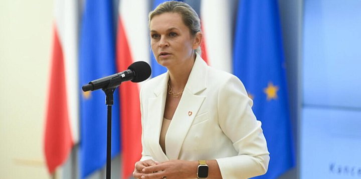 Szefowa MEN wręczyła nagrody dyrektorom szkół, które uc-58180
